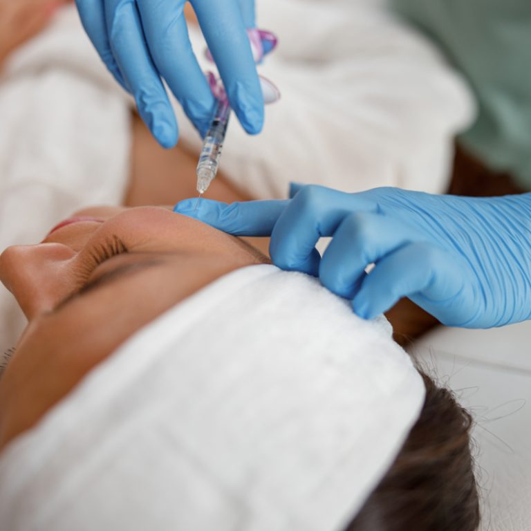 Δερματολόγος πραγματοποιεί ενέσιμες θεραπείες στη Θεσσαλονίκη
